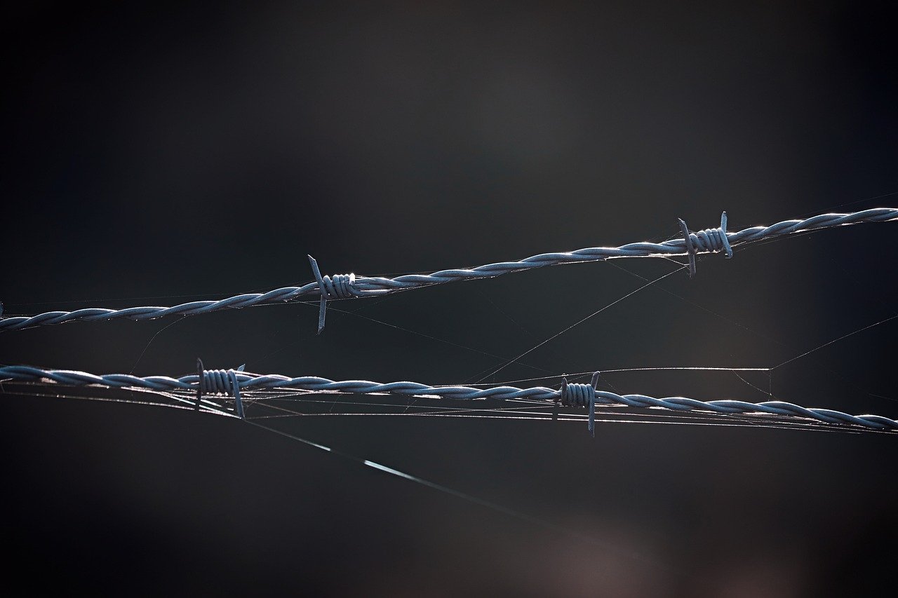 妈妈常吸烟致女儿易早熟